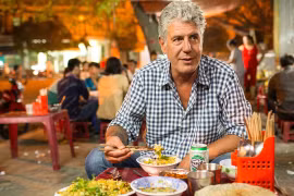 Theo đầu bếp Anthony Bourdain, một “phong cách” bán hàng kỳ lạ khiến ẩm thực gia Bourdain cảm thấy rất thú vị trong cách nhìn cởi mở của ông về đời sống sinh hoạt văn hóa - ẩm thực của người dân thủ đô.