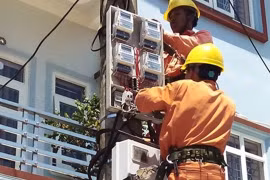 Khi triển khai hệ thống đo đếm điện từ xa, sẽ không còn cảnh nhân viên ghi số điện phải... "leo cột" mỗi tháng.