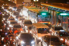 Bus BRT chôn chân tại đường Tố Hữu
