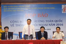 Đoàn chủ trì buổi Họp báo