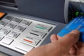 người dân gặp không ít hiểm họa khó lường khi sử dụng máy ATM .