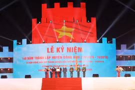 Bí thư Thành ủy Hà Nội Hoàng Trung Hải trao "Huân chương Lao động hạng Nhì" cho huyện Đông Anh.