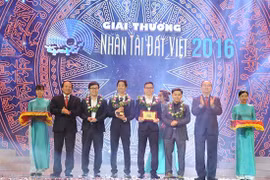 Ông Nguyễn Thiện Nhân, Chủ tịch Mặt trận Tổ quốc Việt Nam và Bộ trưởng Bộ TT&TT Trương Minh Tuấn trao giải Nhất lĩnh vực CNTT triển vọng cho nhóm tác giả Hệ thống phân tích ngữ nghĩa và quản trị tương tác mạng xã hội SMCC”.