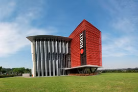 Tòa nhà giảng đường 2 của Đại học RMIT Việt Nam được đưa vào sử dụng năm 2013, cùng với việc khai trương cơ sở đào tạo Nam Sài Gòn.