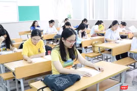 Thí sinh làm bài thi. Ảnh: Minh Thúy
