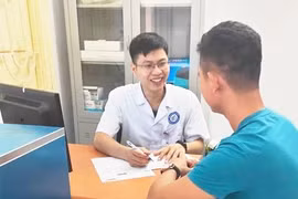 Bác sĩ khám, tư vấn cho bệnh nhân 
