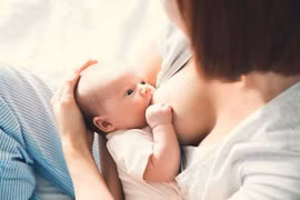 Trẻ được bú sữa mẹ. Ảnh: Internet