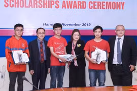 Bà Atsuko Matsuoka, Chủ tịch Merro và GS.TS. Tạ Thành Văn - Hiệu trưởng Trường Đại học Y Hà Nội trao học bổng MERRO cho 3 sinh viên xuất sắc năm 2019.