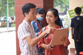 Sinh viên trao đổi thông tin. Ảnh: Minh Thúy