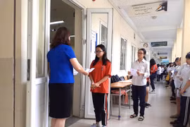 Thí sinh làm thủ tục dự thi THPT quốc gia 2019. Ảnh: Minh Thúy