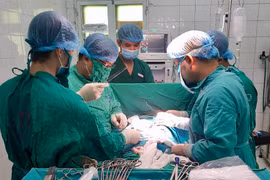Các bác sĩ phẫu thuật cho cụ ông 91 tuổi