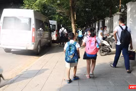 Học sinh chuẩn bị lên xe ô tô đưa đón. Ảnh: Minh Thúy
