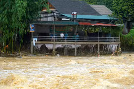 Ngoài tuyến giao thông qua hướng cầu treo trên, trên địa bàn xã Bản Hồ vẫn còn một con đường khác cũng qua cầu treo nhưng do lũ lớn nên người dân tạm thời vẫn hạn chế qua lại.