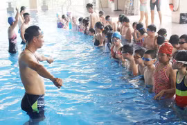 Trẻ học bơi (ảnh minh họa) 