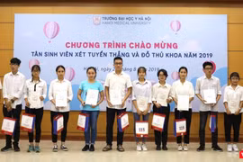 Top 10 thủ khoa các ngành của Trường Đại học Y Hà Nội. Ảnh: Minh Thúy