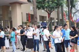 Phụ huynh chờ đợi con thi xong. Ảnh: Minh Thúy