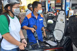 Do gánh quá nhiều chi phí, giá bán lẻ xăng dầu trong nước chưa thể giảm mạnh theo thế giới Ảnh: Tấn Thạnh
