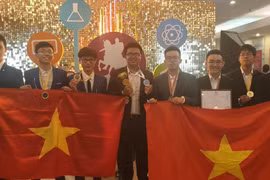 Đoàn học sinh Hà Nội đại diện Việt Nam tự hào giơ cao lá cờ Tổ quốc Việt Nam tại lễ Trao giải kỳ thi Olympic quốc tế dành cho các thành phố lớn lần thứ IV tại Mát-xcơ-va, Liên Bang Nga. 