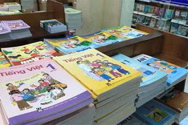 Bộ sách giáo khoa được bày bán tại hiệu sách.