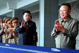 Cố lãnh đạo Triều Tiên Kim Jong-il (phải) cùng con trai Kim Jong-untại một cuộc diễu hành quân sự ở Bình Nhưỡng vào năm 2010. (Nguồn: Xinhua)