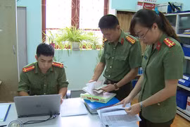  Công an tỉnh Sơn La khám xét nơi làm việc của bà Nguyễn Thanh Nhàn - Phó Trưởng Phòng khảo thí và quản lý chất lượng, Sở GD-ĐT tỉnh Sơn La do liên quan đến vụ gian lận thi cử.