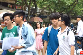 Học sinh ra về. Ảnh: Minh Thúy