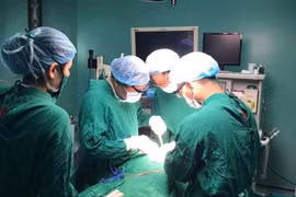 Các bác sĩ thực hiện ca phẫu thuật
