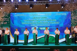 Đại diện lãnh đạo các bộ, ngành tham dự Lễ phát động toàn dân tập luyện môn bơi, phòng chống đuối nước năm 2019. Ảnh: Báo tin tức 