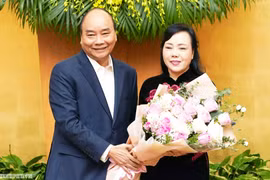 Thủ tướng Nguyễn Xuân Phú chúc mừng nguyên Bộ trưởng Bộ Y tế Nguyễn Thị Kim Tiến. Ảnh: Quang Hiếu