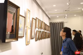 Khách tham quan triển lãm “Ông Phái vẽ ông Đạm”. Ảnh: Minh Thúy