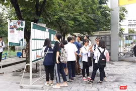Học sinh xem điểm thi. Ảnh: Minh Thúy