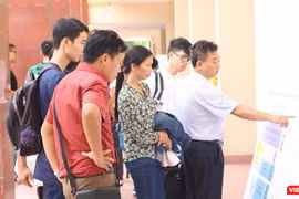 Phụ huynh học sinh. Ảnh: Minh Thúy