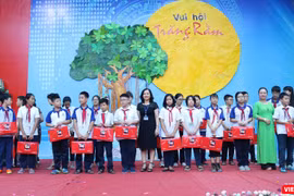 Tặng quà cho học sinh có hoàn cảnh khó khăn, vươn lên trong học tập. Ảnh: Minh Thúy