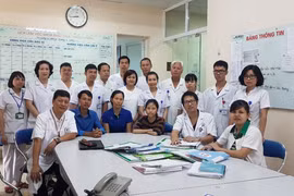 Anh Nhi (giữa) cùng bố mẹ và tập thể các y bác sĩ khoa Phẫu thuật nhiễm khuẩn trước ngày nhập học