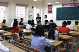 Giám thị phổ biến quy chế thi cho thí sinh. Ảnh: Minh Thúy