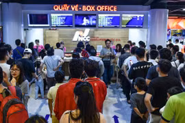 Người dân xếp hàng mua vé xem phim 