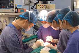 Bác sĩ tiến hành phẫu thuât cho bệnh nhân