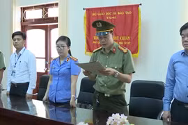 Ông Hoàng Tiến Đức, Giám đốc Sở GD&ĐT tỉnh Sơn La (bên phải ngoài cùng).