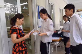 Thí sinh làm thủ tục trước khi vào phòng thi (ẢNh: Minh Thúy) 