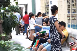 Phụ huynh chờ đón con. Ảnh: Minh Thúy