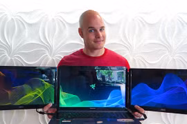 Chế siêu laptop Razer 3 màn hình chỉ với 300USD