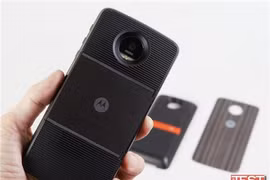 Insta-share Projector và JBL Soundboost: Phụ kiện đáng giá cho Moto Z
