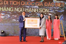 Đại diện Bộ VH-TT và DL trao Bằng xếp hạng di tích quốc gia đặc biệt đối với Danh thắng Ngũ Hành Sơn cho UBND TP Đà Nẵng