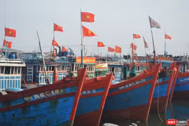 Sau tiếng trống lệnh, hàng trăm con tàu đánh bắt xa bờ của ngư dân đảo Lý Sơn dương cao cờ Tổ quốc, đồng loạt rẽ sóng nối đuôi nhau, bắt đầu cho mùa đánh bắt mới.