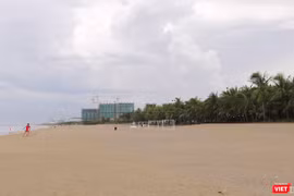 Cơ quan chức năng Đà Nẵng vừa phát hiện 14 khu nghỉ dưỡng, resort ven biển du lịch Đà Nẵng trên địa bàn quận Ngũ Hành Sơn xây dựng công trình trái phép trong vệt 50m khu vực bãi cát công cộng
