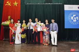 Đại diện Bộ Y tế trao danh hiệu Bệnh viện Thực hành Nuôi con bằng sữa mẹ xuất sắc cho Bệnh viện Đa khoa tỉnh Quảng Nam.