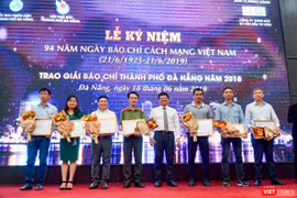 Ông Võ Công Trí - Phó Bí thư Thành ủy Đà Nẵng trao thưởng cho các tác giả đoạt giải Nhất