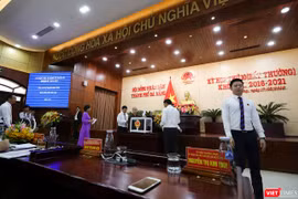 Các đại biêủHĐND TP Đà Nẵng bỏ phiếu miễn nhiệm các chức danh để phục vụ côg tác nhân sự, hợp nhất 3 văn phòng ĐBQH-HĐND-UBND TP.