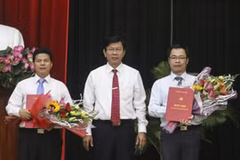 Ông Vũ Quang Hùng (bìa phải) và ông Võ Công Chánh (bìa trái) tại buổi công bố Quyết định phân công công tác.