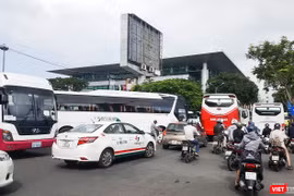 Xe khách trên 30 chỗ ngồi đang "náo loạn" trung tâm TP Đà Nẵng vì thiếu bãi đỗ xe tập trung.